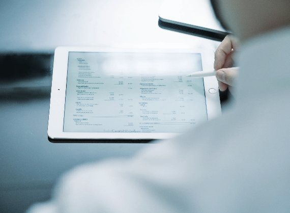 Pessoa a utilizar tablet